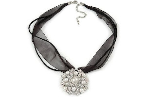 Collares Con Cintas Y Perlas
